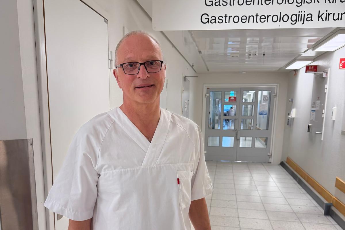 Lege i sykehuskorridor